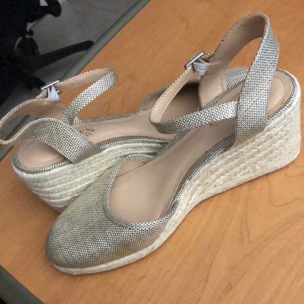 NEW. LAUREN BY RALPH LAUREN WEDGE ESPADRILLES. 10B. Narrow fit.